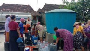 Warga Jaken antre mendapatkan air bersih dari BPBD Pati (Istimewa/Samin News)