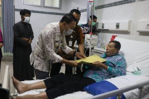 Penjabat Bupati Jepara Edy Supriyatna menjenguk jemaah haji