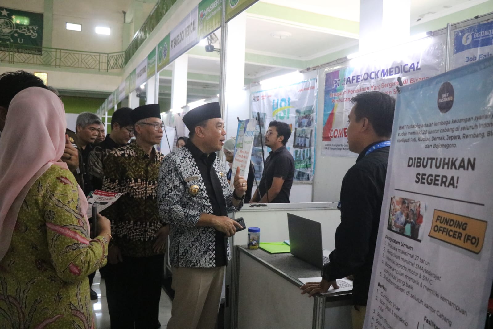 Penjabat Bupati Jepara Edy Supriyatna mengunjungi job fair.
