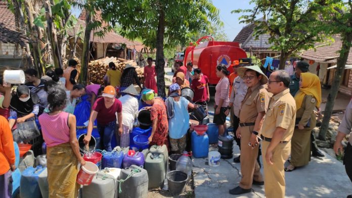 Penyaluran bantuan air bersih bagi warga Kecamatan Jaken Pati
