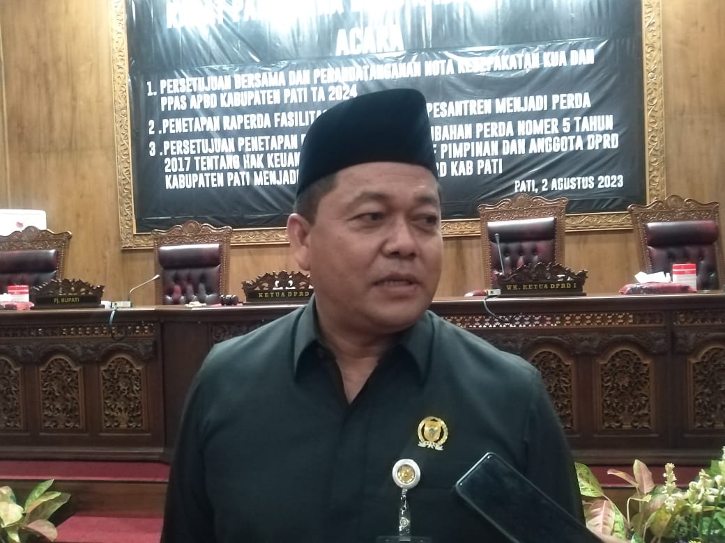 Ketua DPRD Pati menjawab pertanyaan dari awak media