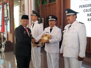Pj Bupati Pati Henggar Budi Anggoro melantik tiga kades hasil paw di Pendopo, Kamis (3/8/2023)