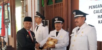 Pj Bupati Pati Henggar Budi Anggoro melantik tiga kades hasil paw di Pendopo, Kamis (3/8/2023)