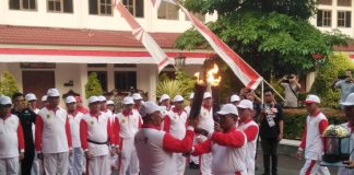 Asisten II Sekda Pati, Nasikun menyerahkan obor api Porprov ke Penjabat Bupati Pati Henggar Budi Anggoro di Pendopo Pati, Jumat (4/8/2023) sore