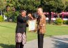 Penyerahan sertifikat Kekayaan Intelektual kolektif dari perwakilan Kemenkumham Jawa Tengah