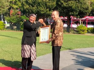 Penyerahan sertifikat Kekayaan Intelektual kolektif dari perwakilan Kemenkumham Jawa Tengah