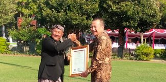 Penyerahan sertifikat Kekayaan Intelektual kolektif dari perwakilan Kemenkumham Jawa Tengah