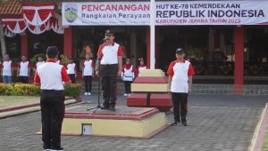 Sekda Jepara Edy Sujatmiko menjadi pembina apel di halaman Setda.