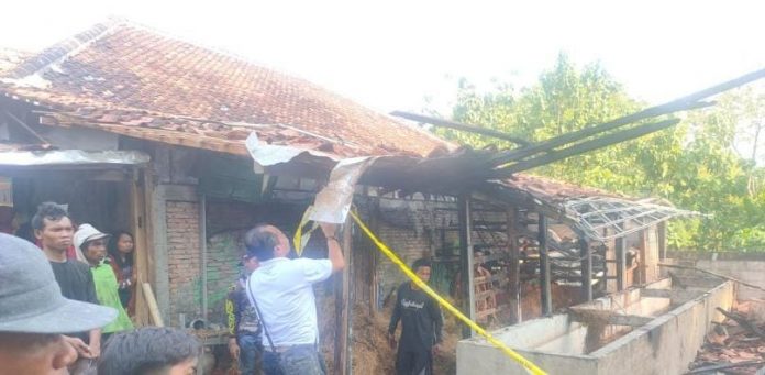 Kandang ternak yang terbakar di Dusun Blabur, Pulokulon, Grobogan pada Senin (7/8/2023)