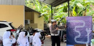 Kasat lantas sedang sosialisasi kepada pelajar
