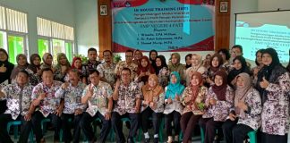 Foto bersama: Kepala Disdikbud Pati, Kepala dan para guru SMP Negeri 4 Pati