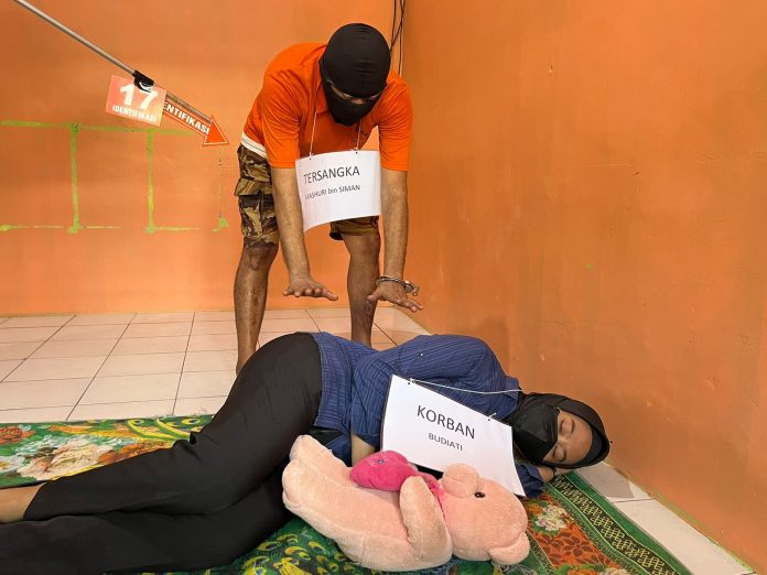 Tersangka penganiayaan hingga menyebabkan istrinya tewas di kontrakan Kutoharjo tengah melakukan reka adegan (Istimewa/Samin News) Tersangka penganiayaan hingga menyebabkan istrinya tewas di kontrakan Kutoharjo tengah melakukan reka adegan (Istimewa/Samin News)