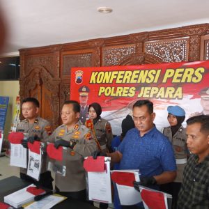 Kapolres jepara menunjukkan barang bukti.