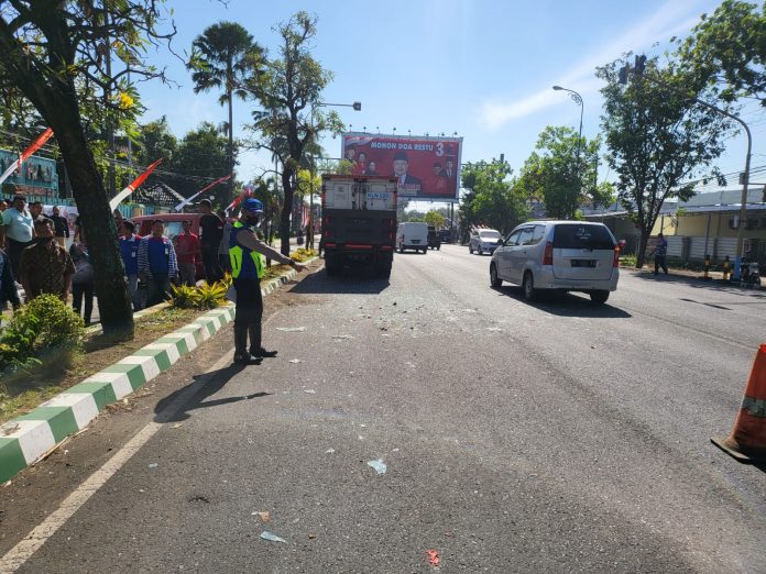 Petugas tengah mengevakuasi kecelakaan di depan KSH Pati (Istimewa/Samin News)