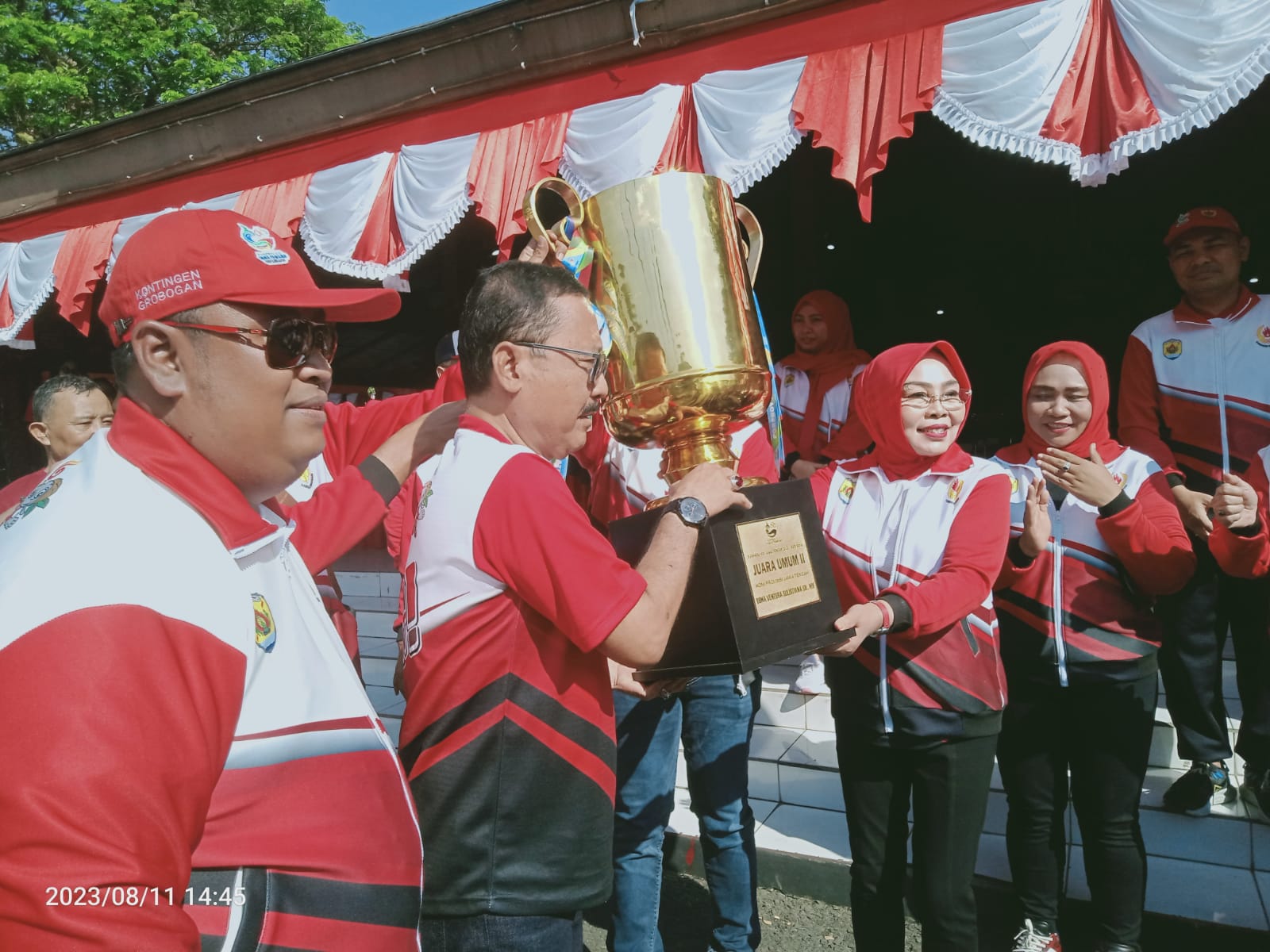 Bupati Grobogan Sri Sumarni menerima piala dari ketua KONI Grobogan, setelah kontingen Grobogan meraih juara II diajang Propov Jateng 2023.