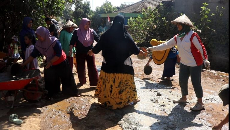 Kesal Tak Diaspal, Ibu-ibu di Trangkil Ini Patungan Tambal Jalan