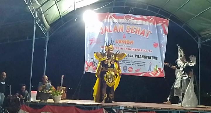 Pagelaran pentas seni warga Dusun Sumurgung peringati HUT RI pada Minggu (13/8/2023) malam