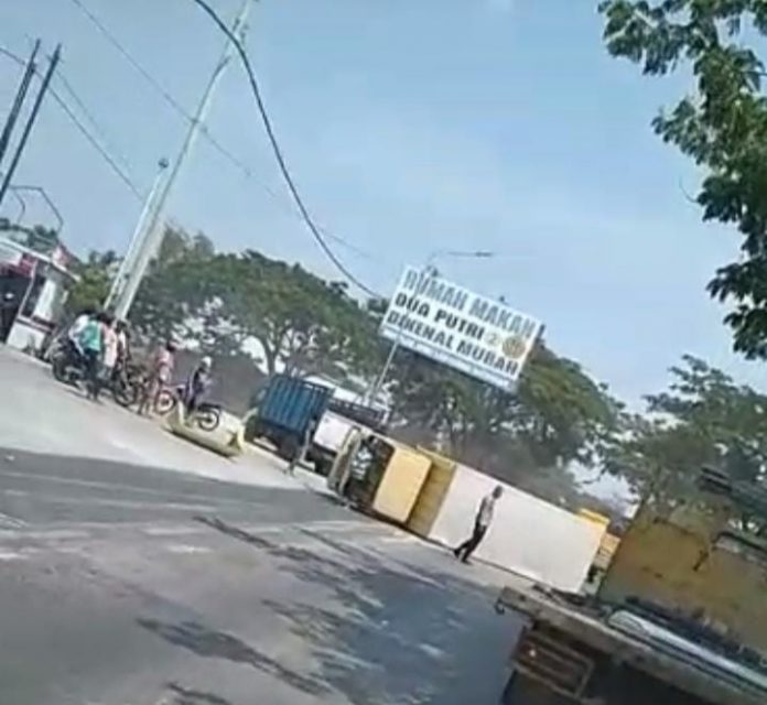 Truk guling di jalan Pantura Juwana-Rembang Desa Lengkong, Kecamatan Batangan, Kabupaten Pati, Senin (14/8/2023)