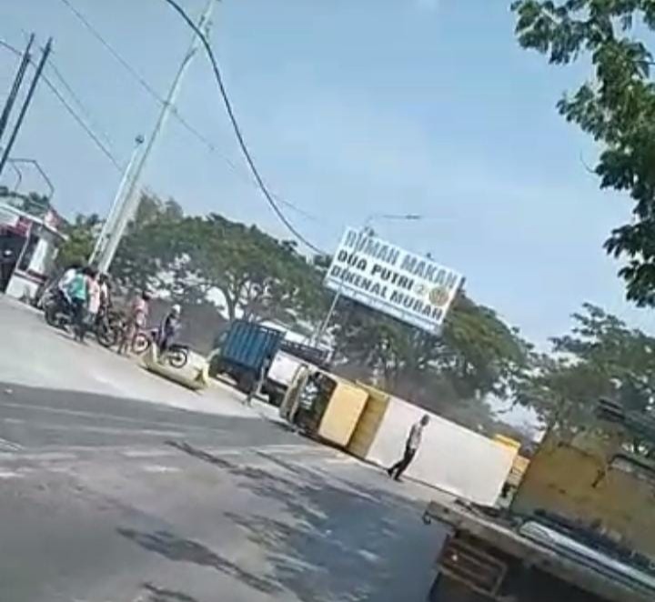 Truk guling di jalan Pantura Juwana-Rembang Desa Lengkong, Kecamatan Batangan, Kabupaten Pati, Senin (14/8/2023)