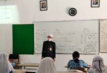 Suasana kegiatan belajar mengajar di sekolah