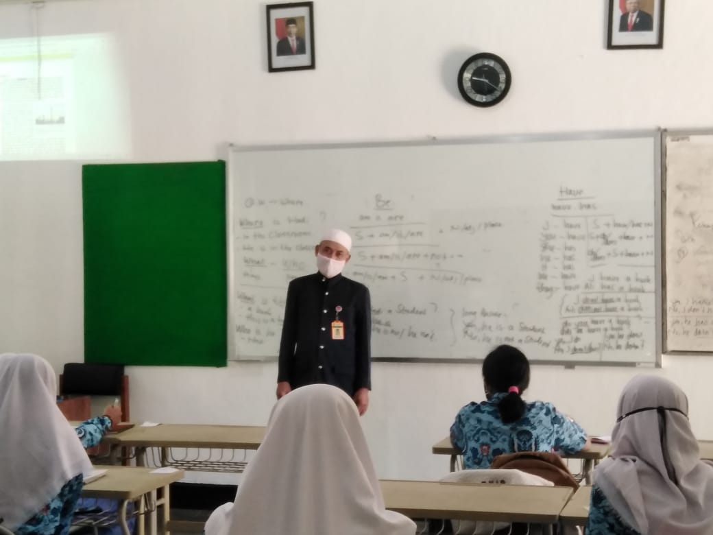 Suasana kegiatan belajar mengajar di sekolah