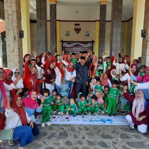 Sekda Jepara Edy Sujatmiko bersama peserta finger painting.