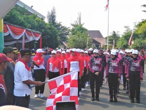 Penjabat Bupati Pati Henggar Budi Anggoro melepas peserta gerak jalan di depan Pendopo Selasa (15/8/2023)
