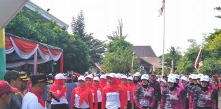 Penjabat Bupati Pati Henggar Budi Anggoro melepas peserta gerak jalan di depan Pendopo Selasa (15/8/2023)