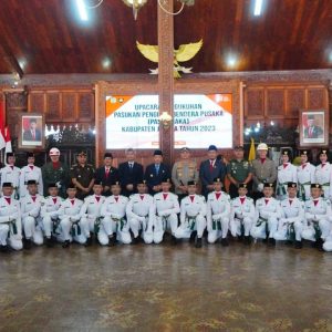 Foto Bersama PJ Bupati Jepara Edy Supriyatna dengan Paskibraka