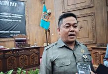 Ketua DPRD Pati Ali Badruddin menjawab pertanyaan awak media