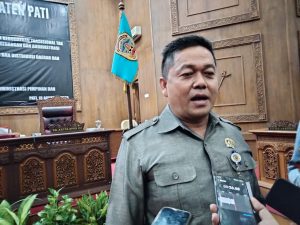 Ketua DPRD Pati Ali Badruddin menjawab pertanyaan awak media