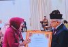 Bupati Grobogan Sri Sumarni saat menerima penghargaan Adhikarya Pembangunan Pertanian di Istana Merdeka