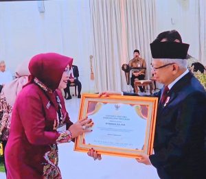 Bupati Grobogan Sri Sumarni saat menerima penghargaan Adhikarya Pembangunan Pertanian di Istana Merdeka