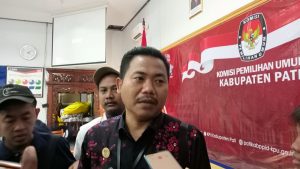 Plt Ketua KPU Kabupaten Pati Supriyanto menjawab pertanyaan awak media