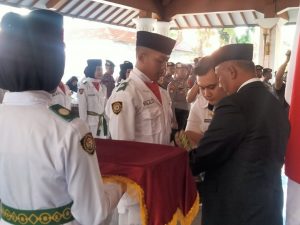 Penjabat Bupati Pati Henggar Budi Anggoro mengukuhkan anggota Paskibraka
