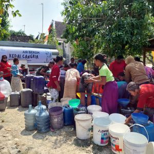 Para warga antusias menerima air bersih oleh PMI Grobogan.