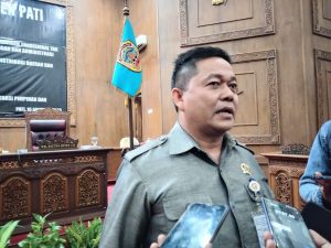 Ketua DPRD Kabupaten Pati Ali Badruddin menjawab pertanyaan awak media