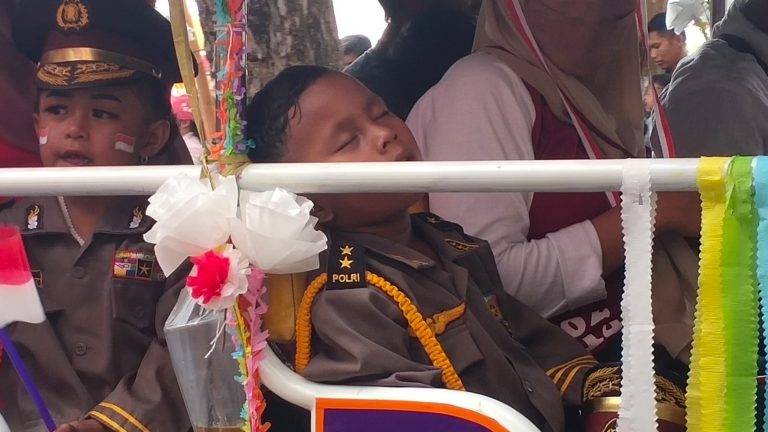 Ikuti Karnaval Grobogan, Bocah Berseragam Polisi Ini Malah Tidur Pulas
