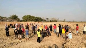 Warga Dukuh Dayu Desa Tanjungsekar mendatangi lokasi tambang meminta segera ditutup