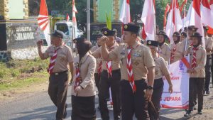 Dandim berjalan mengelilingi desa.