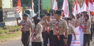 Dandim berjalan mengelilingi desa.