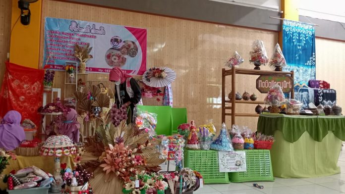 Sejumlah karya seni dipajang di Plaza Pragolo Store Pati