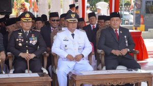 Ketua DPRD Kabupaten Pati Ali Badruddin (kanan) saat mengikuti upacara HUT kemerdekaan, belum lama ini