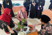 Simulasi menanam tanaman Toga oleh tim KKN Hypatia IPMAFA di Desa Kadilangu