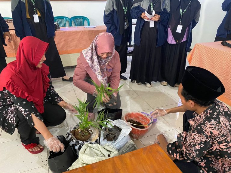 KKN IPMAFA Bekali Pelatihan Tanaman Toga di Desa Kadilangu