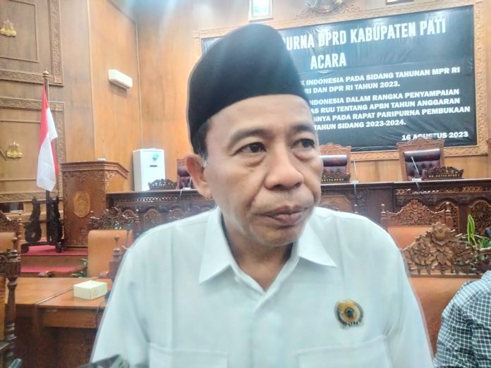 Ketua Komisi A DPRD Pati, Bambang Susilo menjawab pertanyaan wartawan terkait pembentukan BRIDA