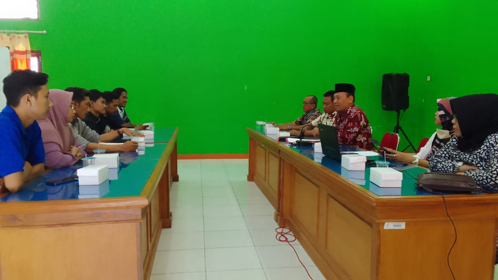 Suasana audiensi antara pekerja SP Bergas dengan Disnakertrans Grobogan.