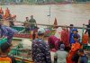 Tradisi larung sesaji saat tradisi Lomban Tayu oleh warga setempat