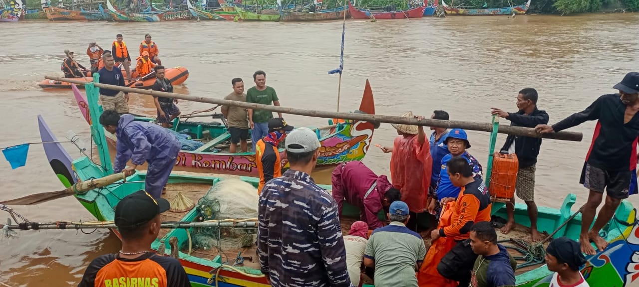 Tradisi larung sesaji saat tradisi Lomban Tayu oleh warga setempat