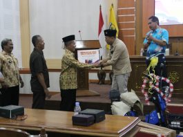 PJ Edy Supriyatna memberikan selamat kepada petinggi desa